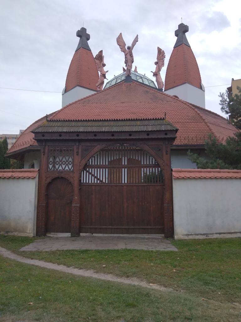 gard poarta biserica pomi